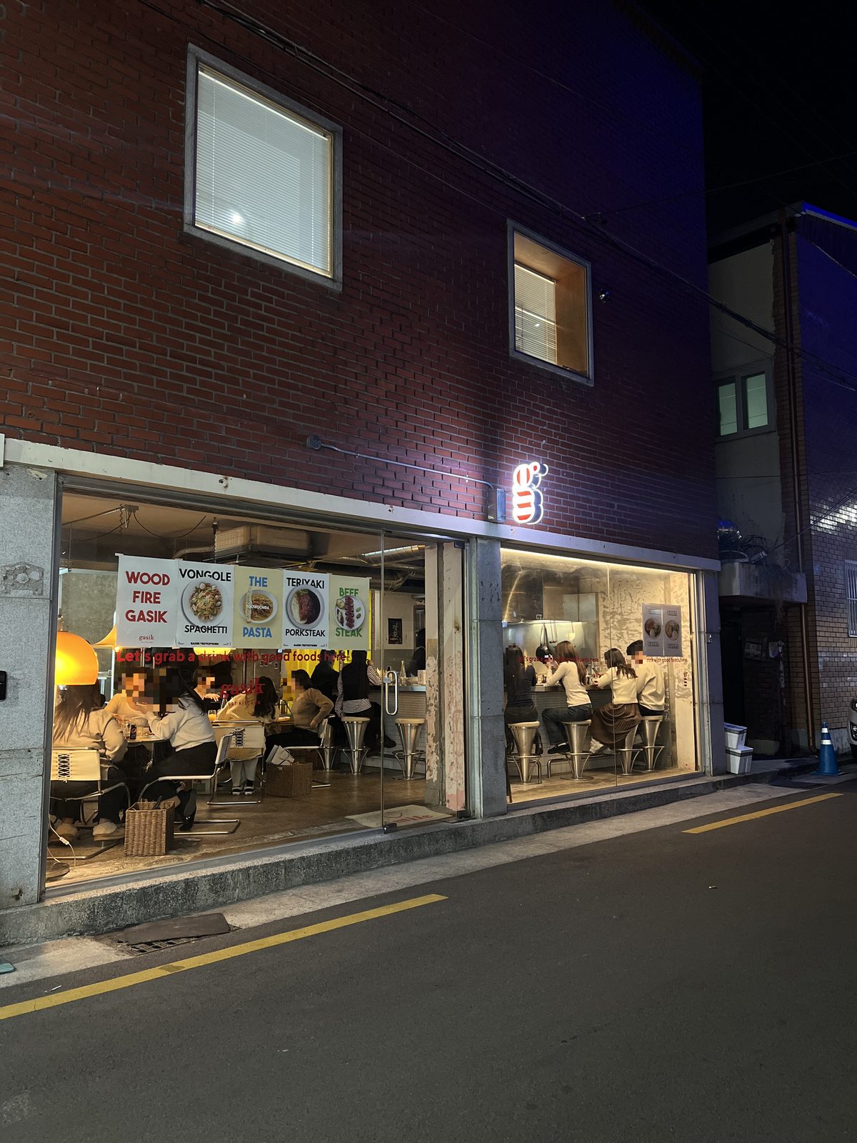 가식 삼덕 본점 야간 외관 — 만석인 홀과 바 좌석
