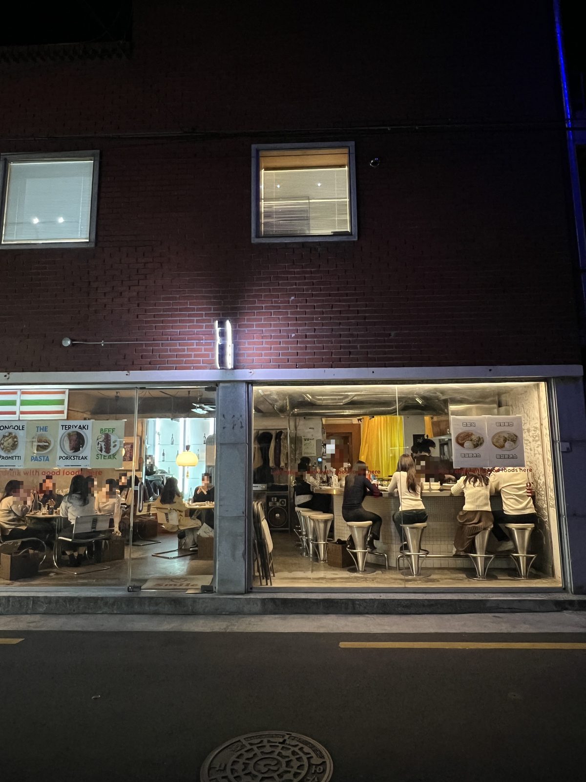 가식 삼덕 본점 저녁 영업 — 창 너머로 보이는 홀